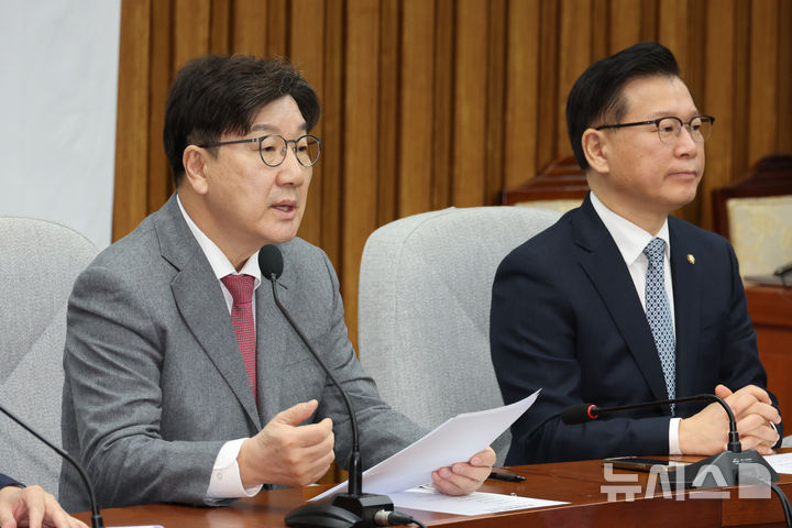 [서울=뉴시스] 조성우 기자 = 권성동(왼쪽) 국민의힘 원내대표가 12일 오전 서울 여의도 국회에서 열린 원내대책회의에서 발언하고 있다. 2025.02.12. xconfind@newsis.com