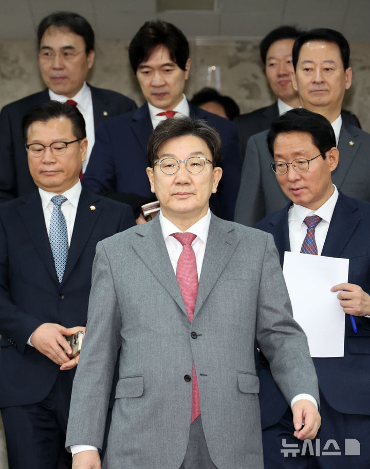 [서울=뉴시스] 조성우 기자 = 권성동(가운데) 국민의힘 원내대표 등 원내지도부가 12일 오전 서울 여의도 국회에서 열린 원내대책회의에 참석하고 있다. 2025.02.12. xconfind@newsis.com