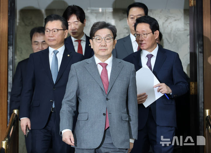[서울=뉴시스] 조성우 기자 = 권성동(가운데) 국민의힘 원내대표 등 원내지도부가 12일 오전 서울 여의도 국회에서 열린 원내대책회의에 참석하고 있다. 2025.02.12. xconfind@newsis.com