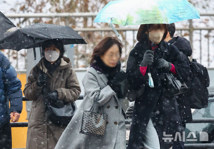 [서울=뉴시스] 황준선 기자 = 전국 대부분 지역에 눈 또는 비가 내린 12일 서울 서대문구 성산로에서 우산을 쓴 시민들이 발걸음을 재촉하고 있다. 2025.02.12. hwang@newsis.com