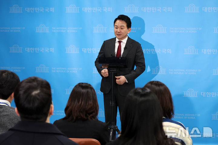 [서울=뉴시스] 조성우 기자 = 원희룡 전 국토교통부 장관이 12일 오전 서울 여의도 국회 소통관에서 윤석열 대통령 탄핵심판과 관련해 헌법재판소의 불공정성과 편향성 문제를 주장하는 기자회견을 마친 뒤 취재진 질문에 답하고 있다. 2025.02.12. xconfind@newsis.com