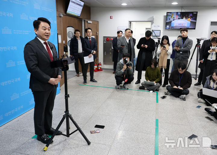 [서울=뉴시스] 조성우 기자 = 원희룡 전 국토교통부 장관이 12일 오전 서울 여의도 국회 소통관에서 윤석열 대통령 탄핵심판과 관련해 헌법재판소의 불공정성과 편향성 문제를 주장하는 기자회견을 마친 뒤 취재진 질문에 답하고 있다. 2025.02.12. xconfind@newsis.com