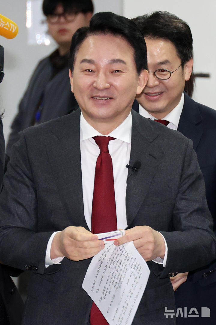 [서울=뉴시스] 조성우 기자 = 원희룡 전 국토교통부 장관이 12일 오전 서울 여의도 국회 소통관에서 윤석열 대통령 탄핵심판과 관련해 헌법재판소의 불공정성과 편향성 문제를 주장하는 기자회견을 하기 위해 입장하고 있다. 2025.02.12. xconfind@newsis.com