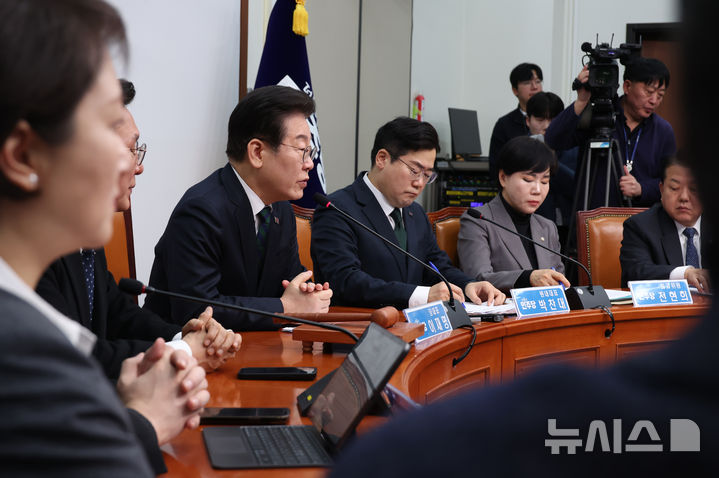 [서울=뉴시스] 고승민 기자 = 이재명 더불어민주당 대표가 12일 서울 여의도 국회에서 열린 최고위원회의에서 발언하고 있다. 2025.02.12. kkssmm99@newsis.com