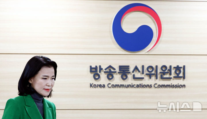 [과천=뉴시스] 박주성 기자 = 이진숙 방송통신위원회 위원장이 12일 오전 경기 정부과천청사 내 방통위 청사에서 열린 전체회의에 참석하고 있다. 2025.02.12. park7691@newsis.com