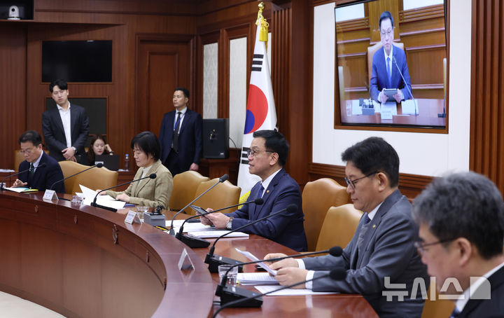 [서울=뉴시스] 조수정 기자 = 최상목 대통령 권한대행 부총리 겸 기획재정부 장관이 12일 정부서울청사에서 열린 국정현안관계장관회의 겸 경제관계장관회의 겸 산업경쟁력강화관계장관회의에서 발언하고 있다. 2025.02.12. chocrystal@newsis.com
