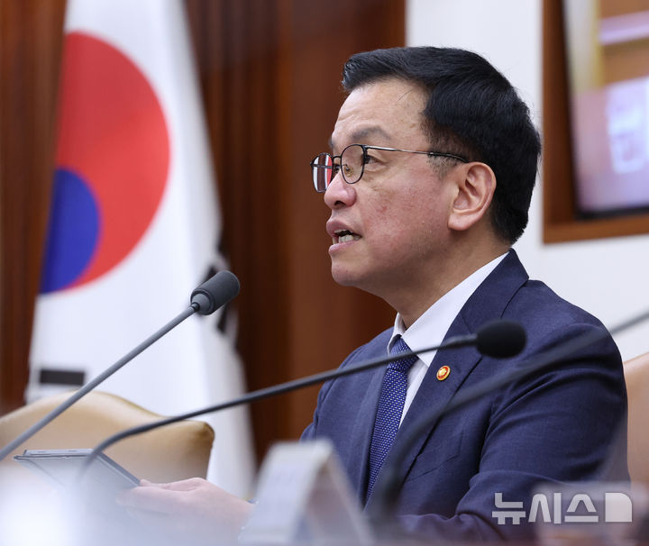 [서울=뉴시스] 조수정 기자 = 최상목 대통령 권한대행 부총리 겸 기획재정부 장관이 12일 정부서울청사에서 열린 국정현안관계장관회의 겸 경제관계장관회의 겸 산업경쟁력강화관계장관회의에서 발언하고 있다. 2025.02.12. chocrystal@newsis.com