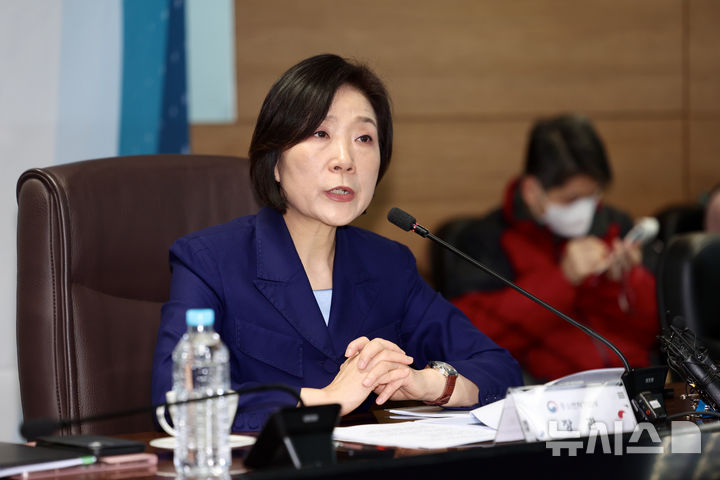 [서울=뉴시스] 김명년 기자 = 오영주 중소벤처기업부 장관이 지난 12일 오전 서울 영등포구 기술보증기금 서울지점에서 열린 트럼프 2기 행정부 대응 중소기업 지원 간담회에 참석해 모두발언하고 있다. 2025.02.14. kmn@newsis.com