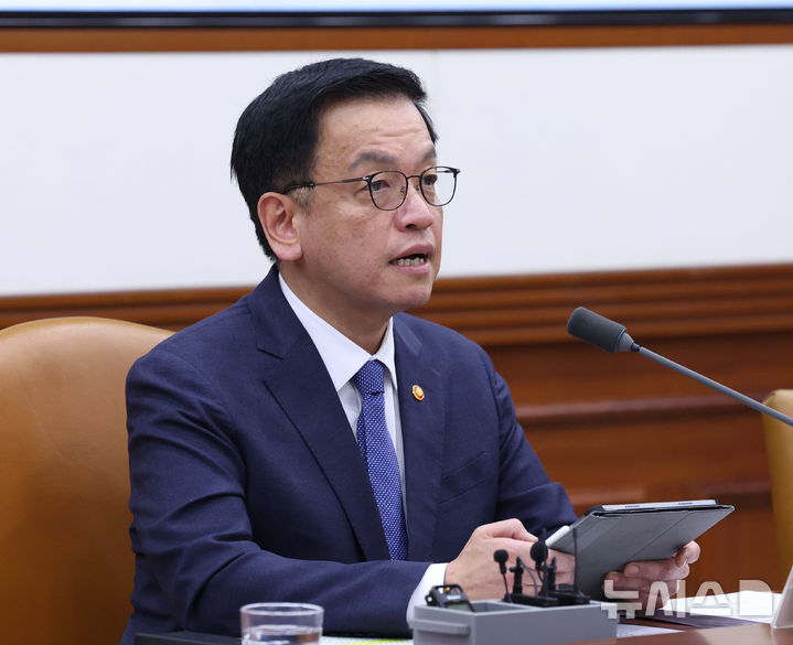 [서울=뉴시스] 조수정 기자 = 최상목 대통령 권한대행 부총리 겸 기획재정부 장관이 12일 정부서울청사에서 열린 국정현안관계장관회의 겸 경제관계장관회의 겸 산업경쟁력강화관계장관회의에서 발언하고 있다. 2025.02.12. chocrystal@newsis.com