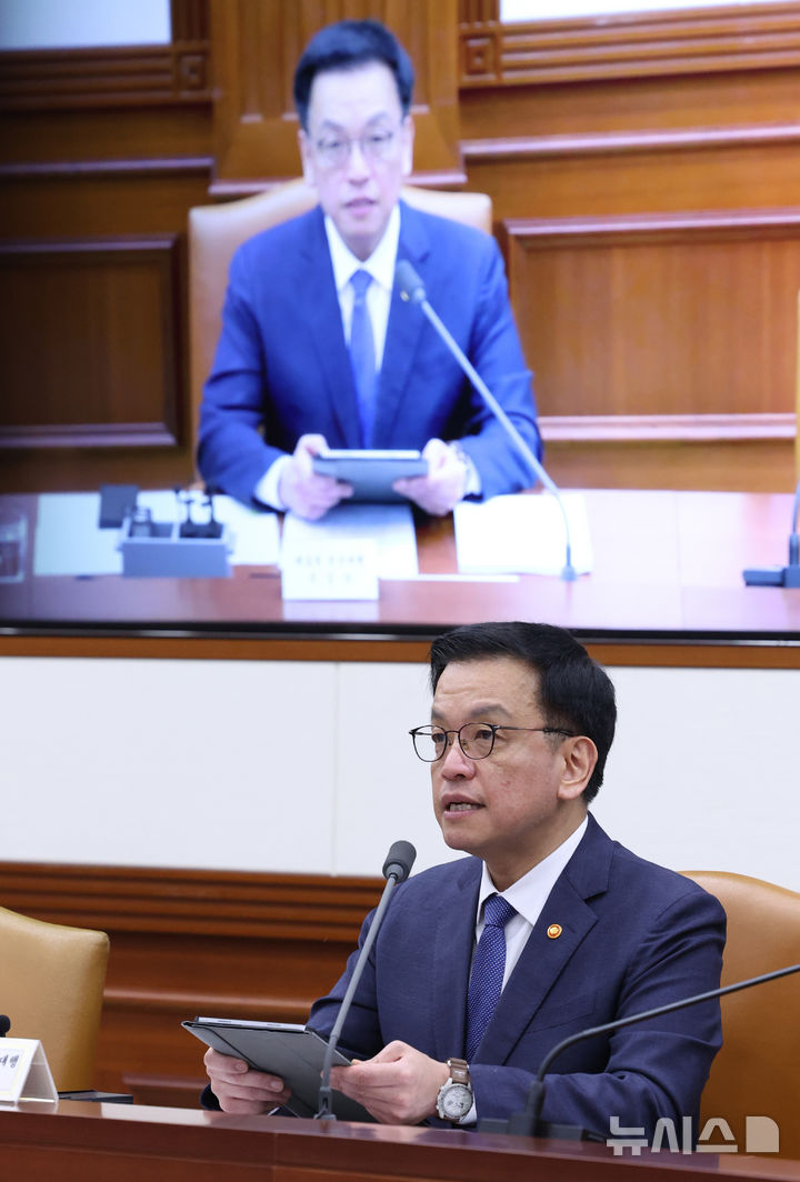 [서울=뉴시스] 조수정 기자 = 최상목 대통령 권한대행 부총리 겸 기획재정부 장관이 12일 정부서울청사에서 열린 국정현안관계장관회의 겸 경제관계장관회의 겸 산업경쟁력강화관계장관회의에서 발언하고 있다. 2025.02.12. chocrystal@newsis.com