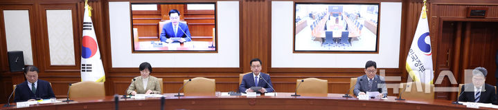 [서울=뉴시스] 조수정 기자 = 최상목 대통령 권한대행 부총리 겸 기획재정부 장관이 12일 정부서울청사에서 열린 국정현안관계장관회의 겸 경제관계장관회의 겸 산업경쟁력강화관계장관회의에서 발언하고 있다. 2025.02.12. chocrystal@newsis.com