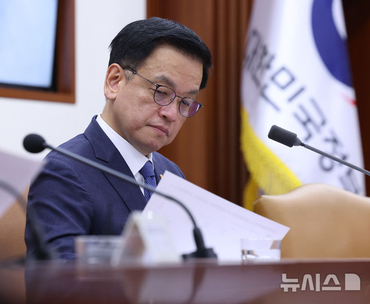 [서울=뉴시스] 조수정 기자 = 최상목 대통령 권한대행 부총리 겸 기획재정부 장관이 12일 정부서울청사에서 열린 국정현안관계장관회의 겸 경제관계장관회의 겸 산업경쟁력강화관계장관회의에서 자료를 보고 있다. 2025.02.12. chocrystal@newsis.com