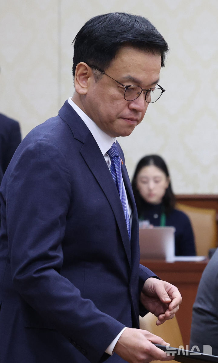 [서울=뉴시스] 조수정 기자 = 최상목 대통령 권한대행 부총리 겸 기획재정부 장관이 12일 정부서울청사에서 열린 국정현안관계장관회의 겸 경제관계장관회의 겸 산업경쟁력강화관계장관회의에 입장해 자리에 앉고 있다. 2025.02.12. chocrystal@newsis.com