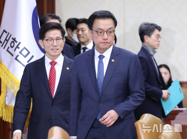 [서울=뉴시스] 조수정 기자 = 최상목 대통령 권한대행 부총리 겸 기획재정부 장관이 12일 정부서울청사에서 열린 국정현안관계장관회의 겸 경제관계장관회의 겸 산업경쟁력강화관계장관회의에 입장하고 있다. 왼쪽은 김문수 고용노동부 장관. 2025.02.12. chocrystal@newsis.com