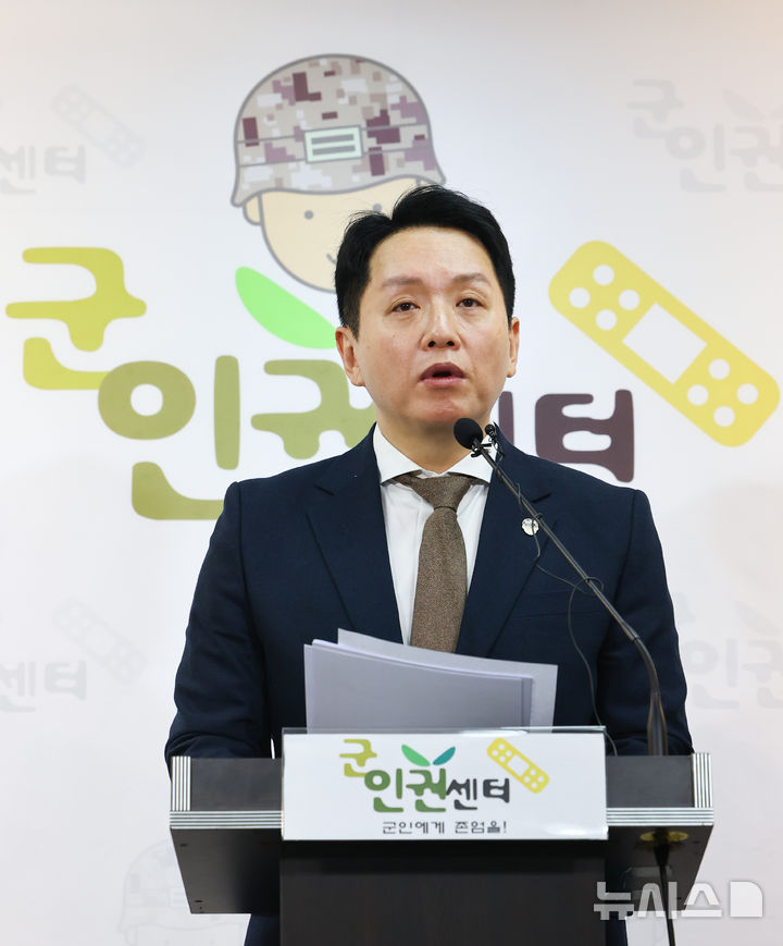 [서울=뉴시스] 황준선 기자 = 임태훈 군인권센터 소장이 12일 서울 마포구 군인권센터에서 박현수 서울경찰청장 직무대리의 12.3 계엄사태 당시 국회 봉쇄와 군 병력 진입 개입 및 종사 정황 공개 및 고발 기자회견을 열고 발언하고 있다. 2025.02.12. hwang@newsis.com