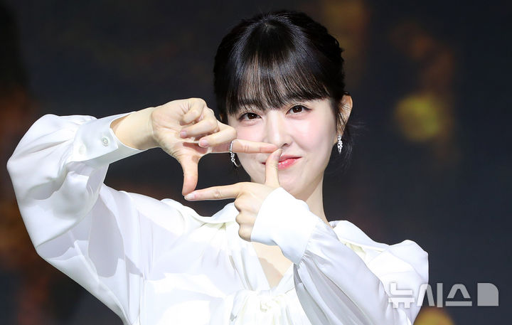 [서울=뉴시스] 김혜진 기자 = 배우 박보영이 12일 오전 서울 동대문 JW메리어트 스퀘어에서 열린 넷플릭스 시리즈 '멜로무비' 제작발표회에서 포즈를 취하고 있다.   '멜로무비'는 사랑도 하고 싶고 꿈도 이루고 싶은 애매한 청춘들이 서로를 발견하고 영감이 되어주며 각자의 트라우마를 이겨내는 영화 같은 사랑을 그린 로맨스극이다. 2025.02.12. jini@newsis.com