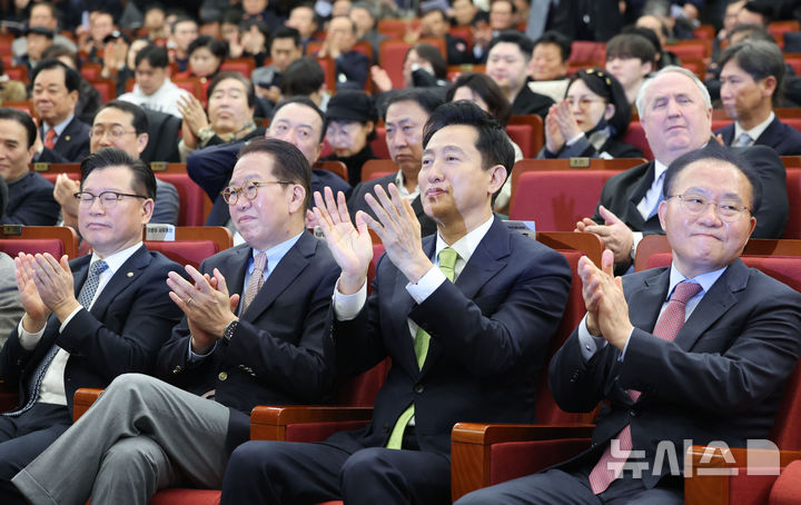 [서울=뉴시스] 권창회 기자 = 권영세 국민의힘 비상대책위원장과 오세훈 서울시장이 12일 오전 서울 여의도 국회 도서관에서 열린 87체재 극복을 위한 지방분권 개헌 토론회에서 박수치고 있다. 2025.02.12. kch0523@newsis.com