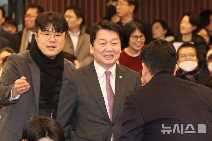 [서울=뉴시스] 권창회 기자 = 안철수 국민의힘 의원이 12일 오전 서울 여의도 국회 도서관에서 열린 87체재 극복을 위한 지방분권 개헌 토론회에 참석하고 있다. 2025.02.12. kch0523@newsis.com