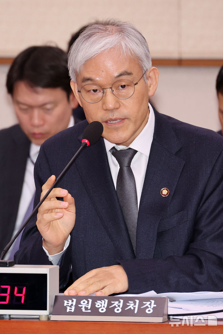 [서울=뉴시스] 조성우 기자 = 천대엽 법원행정처장이 12일 오전 서울 여의도 국회에서 열린 법제사법위원회 전체회의에서 의원 질의에 답변하고 있다. 2025.02.12. xconfind@newsis.com
