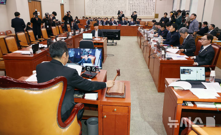 [서울=뉴시스] 조성우 기자 = 12일 오전 서울 여의도 국회에서 열린 법제사법위원회 전체회의에서 정청래 위원장이 '명태균 특검법' 상정하고 있다. 2025.02.12. xconfind@newsis.com
