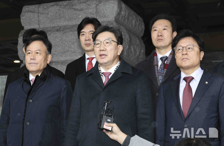 [서울=뉴시스] 김근수 기자 = 권성동 국민의힘 원내대표가 12일 서울 종로구 헌법재판소를 방문을 마친 뒤 방문 취지 발언을 하고 있다. 2025.02.12. ks@newsis.com