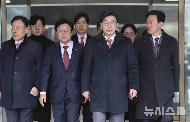 [서울=뉴시스] 김근수 기자 = 권성동 국민의힘 원내대표와 여당 의원들이 12일 서울 종로구 헌법재판소를 방문을 마친 뒤 이동하고 있다. 2025.02.12. ks@newsis.com