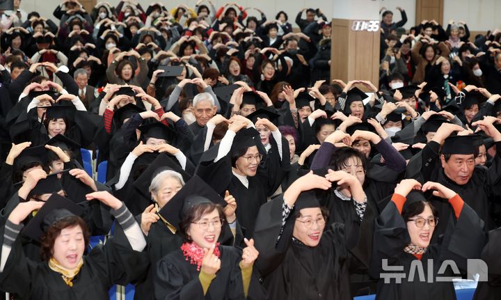 [부산=뉴시스] 하경민 기자 = 부산 부경보건고등학교와 병설 부경중학교 졸업식이 열린 12일 사하구 은항교회에서 만학도 졸업생들이 손하트를 만들며 감사인사를 하고 있다. 이날 졸업식에는 배움의 끈을 놓쳤던 60~80대 늦깎이 중·고교생 412명(중학교 22회 197명, 고등학교 23회 215명)이 꿈에 그리던 졸업장을 품에 안았다. 2025.02.12. yulnetphoto@newsis.com