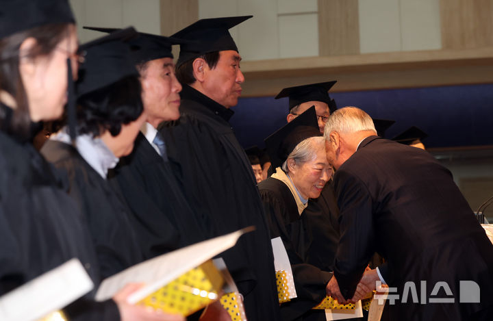 [부산=뉴시스] 하경민 기자 = 부산 부경보건고등학교와 병설 부경중학교 졸업식이 열린 12일 사하구 은항교회에서 만학도 졸업생들이 무대에 올라 상장을 받고 있다. 이날 졸업식에는 배움의 끈을 놓쳤던 60~80대 늦깎이 중·고교생 412명(중학교 22회 197명, 고등학교 23회 215명)이 꿈에 그리던 졸업장을 품에 안았다. 2025.02.12. yulnetphoto@newsis.com