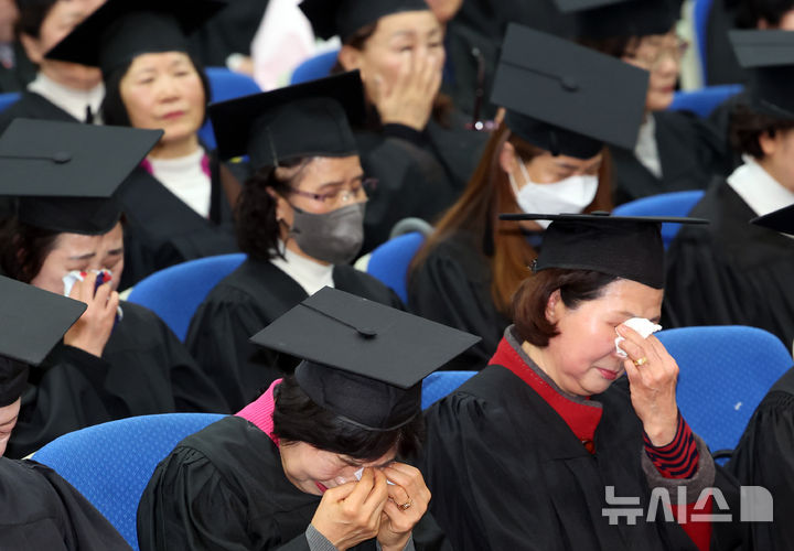 [부산=뉴시스] 하경민 기자 = 부산 부경보건고등학교와 병설 부경중학교 졸업식이 열린 12일 사하구 은항교회에서 만학도 졸업생들이 눈물을 닦고 있다.이날 졸업식에는 배움의 끈을 놓쳤던 60~80대 늦깎이 중·고교생 412명(중학교 22회 197명, 고등학교 23회 215명)이 꿈에 그리던 졸업장을 품에 안았다. 2025.02.12. yulnetphoto@newsis.com