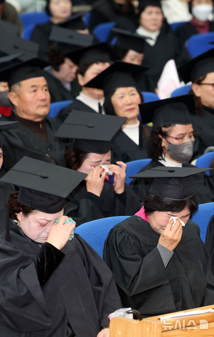 [부산=뉴시스] 하경민 기자 = 부산 부경보건고등학교와 병설 부경중학교 졸업식이 열린 12일 사하구 은항교회에서 만학도 졸업생들이 눈물을 닦고 있다.이날 졸업식에는 배움의 끈을 놓쳤던 60~80대 늦깎이 중·고교생 412명(중학교 22회 197명, 고등학교 23회 215명)이 꿈에 그리던 졸업장을 품에 안았다. 2025.02.12. yulnetphoto@newsis.com