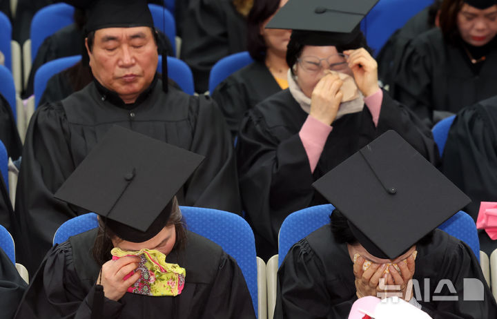 [부산=뉴시스] 하경민 기자 = 부산 부경보건고등학교와 병설 부경중학교 졸업식이 열린 12일 사하구 은항교회에서 만학도 졸업생들이 눈물을 닦고 있다.이날 졸업식에는 배움의 끈을 놓쳤던 60~80대 늦깎이 중·고교생 412명(중학교 22회 197명, 고등학교 23회 215명)이 꿈에 그리던 졸업장을 품에 안았다. 2025.02.12. yulnetphoto@newsis.com