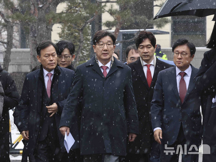 [서울=뉴시스] 김근수 기자 = 권성동 국민의힘 원내대표와 국회 법제사법위원회 소속 여당 의원들이 12일 서울 종로구 헌법재판소를 방문하기 위해 이동하고 있다. 2025.02.12. ks@newsis.com