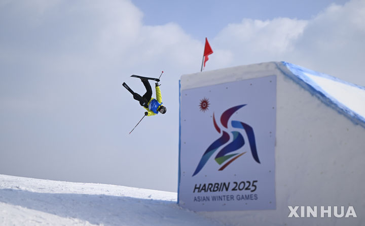 [야부리/신화=뉴시스] 중국의 린 하오가 12일 중국 야부리 스키리조트 프리스키 빅에어 스타디움에서 열린 2025 하얼빈 동계아시안게임 프리스타일 스키 남자 빅에어 결선 경기에서 연기를 펼치고 있다. 2025.02.12.