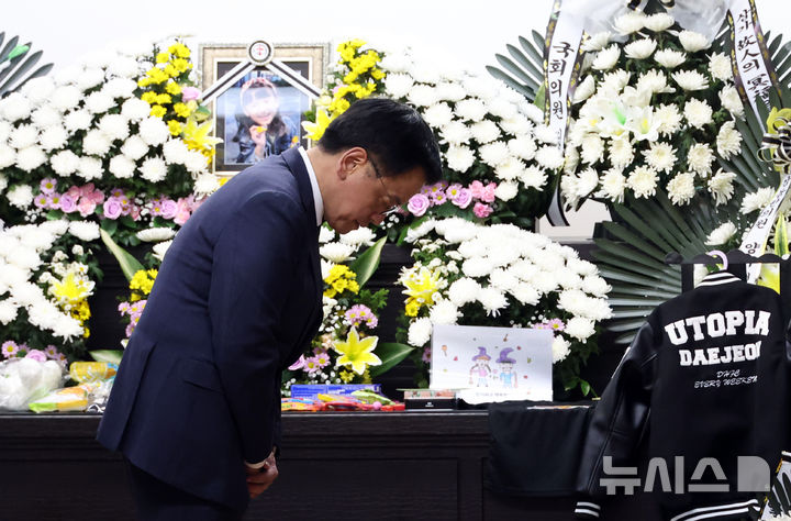 [대전=뉴시스] 강종민 기자 = 최상목 대통령 권한대행 부총리 겸 기획재정부 장관이 12일 대전시 서구 건양대병원 장례식장에 마련된 고 김하늘 양의 빈소를 찾아 조문하고 있다. 2025.02.12. ppkjm@newsis.com