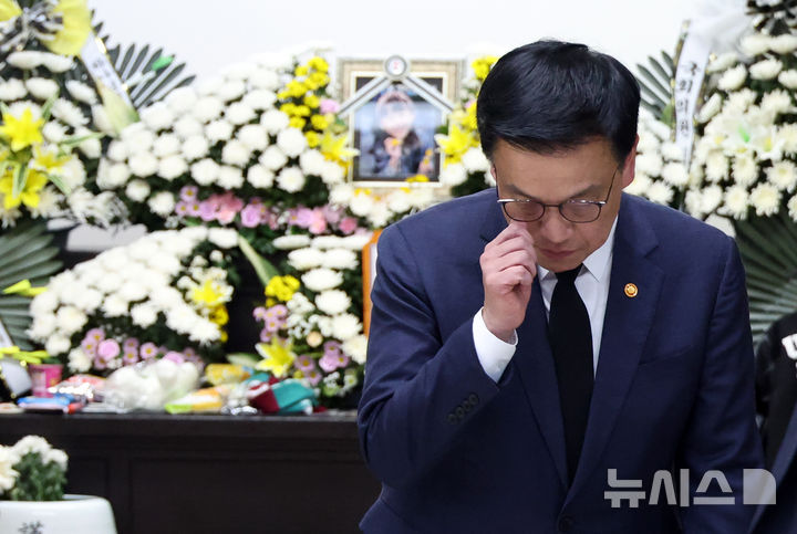 [대전=뉴시스] 강종민 기자 = 최상목 대통령 권한대행 부총리 겸 기획재정부 장관이 12일 대전시 서구 건양대병원 장례식장에 마련된 고 김하늘 양의 빈소를 찾아 조문한 뒤 자리를 뜨고 있다. 2025.02.12. ppkjm@newsis.com