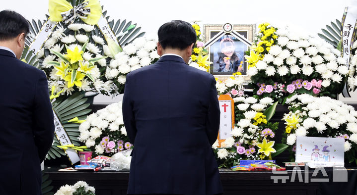 [대전=뉴시스] 강종민 기자 = 최상목 대통령 권한대행 부총리 겸 기획재정부 장관이 12일 대전시 서구 건양대병원 장례식장에 마련된 고 김하늘 양의 빈소를 찾아 조문하고 있다. 2025.02.12. ppkjm@newsis.com