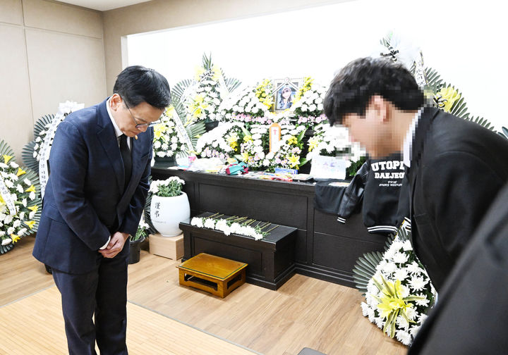 [서울=뉴시스] 최진석 기자 = 최상목 대통령 권한대행 부총리 겸 기획재정부 장관이 12일 대전 서구 한 장례식장에 마련된 대전 피살 사건 피해자 고 김하늘 양의 빈소를 찾아 조문 뒤 유족에게 인사하고 있다. (사진=기획재정부 제공) 2025.02.12. photo@newsis.com *재판매 및 DB 금지