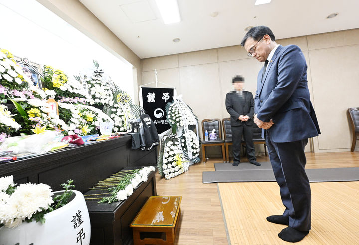 [서울=뉴시스] 최진석 기자 = 최상목 대통령 권한대행 부총리 겸 기획재정부 장관이 12일 대전 서구 한 장례식장에 마련된 대전 피살 사건 피해자 고 김하늘 양의 빈소를 찾아 조문하며 묵념하고 있다. (사진=기획재정부 제공) 2025.02.12. photo@newsis.com *재판매 및 DB 금지