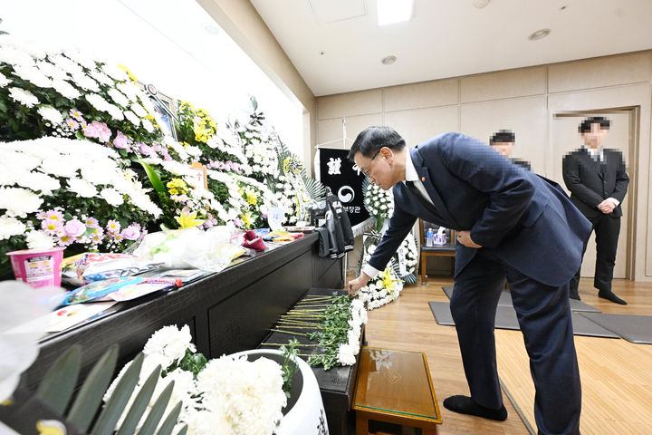 [서울=뉴시스] 최진석 기자 = 최상목 대통령 권한대행 부총리 겸 기획재정부 장관이 12일 대전 서구 한 장례식장에 마련된 대전 피살 사건 피해자 고 김하늘 양의 빈소를 찾아 조문하며 헌화하고 있다. (사진=기획재정부 제공) 2025.02.12. photo@newsis.com *재판매 및 DB 금지