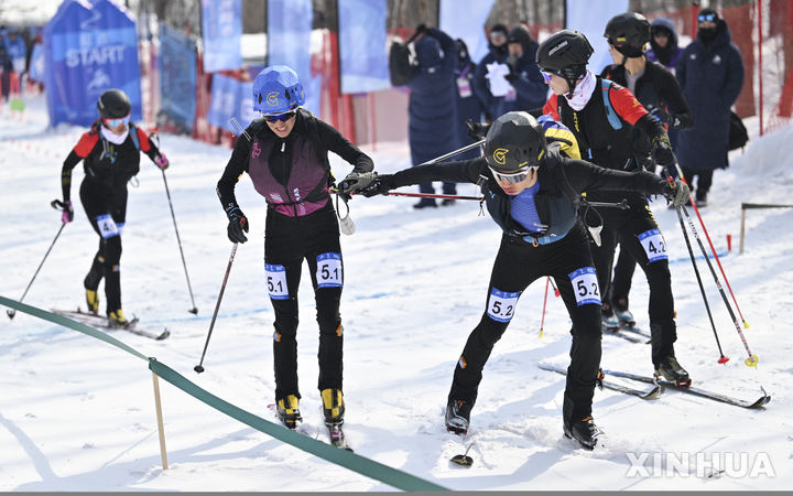 [야불리=신화/뉴시스] 2025 하얼빈 동계아시안게임 산악스키 혼성 계주 결선 경기 장면. 2025. 2. 12.