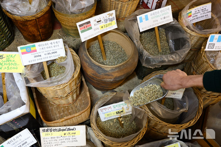 [서울=뉴시스] 황준선 기자 = 12일 서울 시내 한 커피 원두 매장에서 업주가 원두를 정리하고 있다. 원두 생산지의 이상기후 영향과 미국 트럼프 정부의 관세 정책으로 국제 원두 가격이 사상 최고 수준으로 치솟고 있다. 11일 한국농수산식품유통공사(aT) 식품산업통계정보에 따르면 전일 뉴욕선물거래소에서 거래된 아라비카 원두 선물가격은 톤당 9458.84달러로 4000달러대였던 전년 동월과 비교해 2배 이상 상승했다. 2025.02.12. hwang@newsis.com