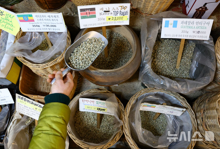[서울=뉴시스] 황준선 기자 = 12일 서울 시내 한 커피 원두 매장에서 업주가 원두를 정리하고 있다. 2025.02.12. hwang@newsis.com