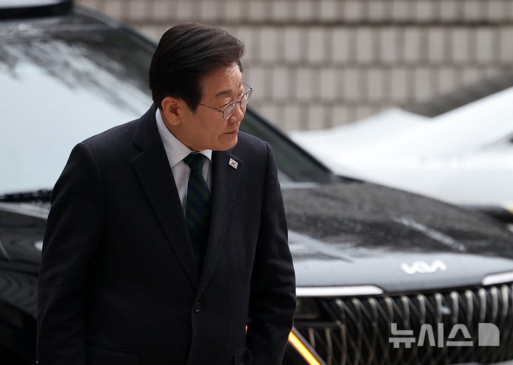 [서울=뉴시스] 이영환 기자 = 이재명 더불어민주당 대표가 12일 오후 서울 서초구 서울고등법원에서 열린 공직선거법 위반 혐의 항소심 3차 공판에 출석하며 인사를 하고 있다. 2025.02.12. 20hwan@newsis.com