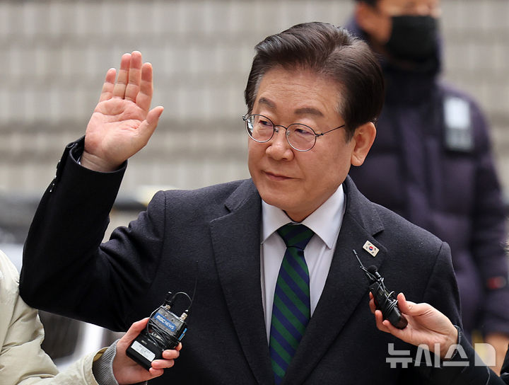 [서울=뉴시스] 이영환 기자 = 이재명 더불어민주당 대표가 12일 오후 서울 서초구 서울고등법원에서 열린 공직선거법 위반 혐의 항소심 3차 공판에 출석하며 지지자들에게 손인사를 하고 있다. 2025.02.12. 20hwan@newsis.com