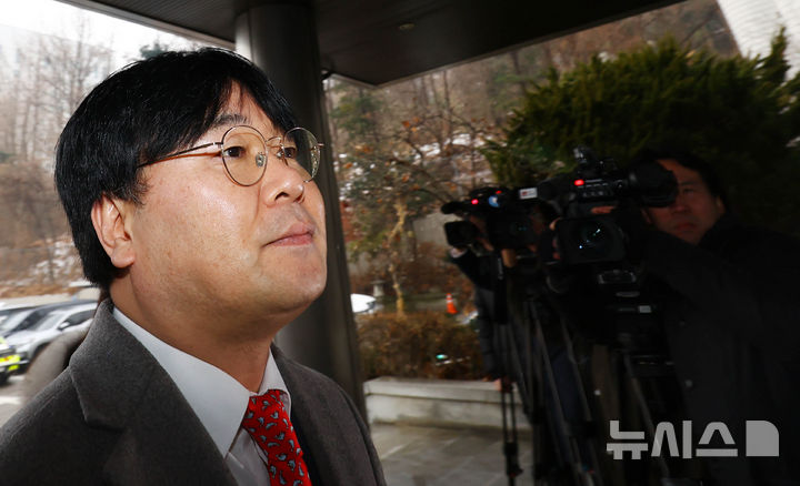 [서울=뉴시스] 박주성 기자 = 윤석열 대통령 부인 김건희 여사를 몰래 찍은 영상을 보도한 혐의로 고발된 이명수 서울의소리 기자가 지난 2월 12일 오후 서울 서초구 서초경찰서에 피의자 신분으로 소환되고 있다. 이 기자는 지난 2023년 9월13일 최재영 목사가 김 여사에게 300만원 상당의 명품 가방을 전달하며 손목시계형 카메라로 몰래 찍은 영상을 보도한 혐의를 받는다. 2025.02.12. park7691@newsis.com