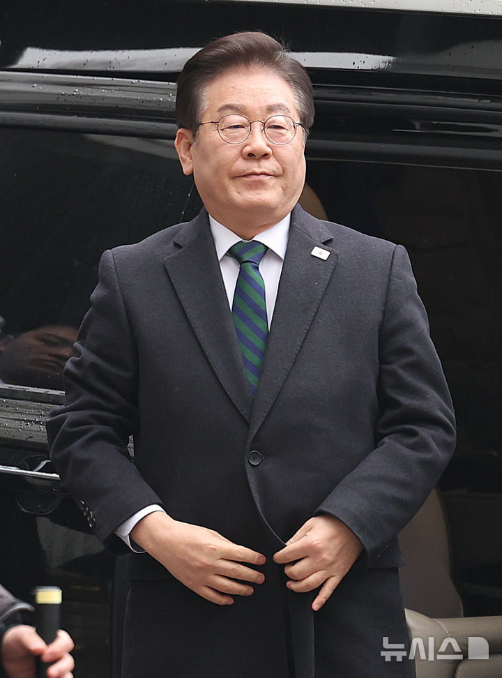 [서울=뉴시스] 이영환 기자 = 이재명 더불어민주당 대표가 12일 오후 서울 서초구 서울고등법원에서 열린 공직선거법 위반 혐의 항소심 3차 공판에 출석하고 있다. 2025.02.12. 20hwan@newsis.com