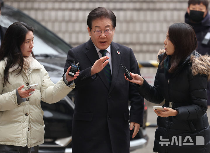 [서울=뉴시스] 이영환 기자 = 이재명 더불어민주당 대표가 12일 오후 서울 서초구 서울고등법원에서 열린 공직선거법 위반 혐의 항소심 3차 공판에 출석하고 있다. 2025.02.12. 20hwan@newsis.com