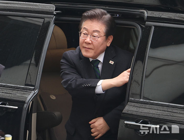 [서울=뉴시스] 이영환 기자 = 이재명 더불어민주당 대표가 12일 오후 서울 서초구 서울고등법원에서 열린 공직선거법 위반 혐의 항소심 3차 공판에 출석하고 있다. 2025.02.12. 20hwan@newsis.com