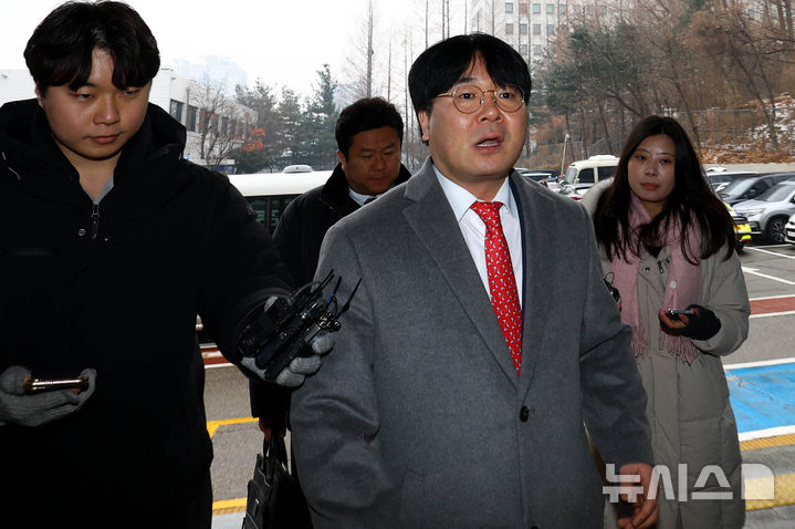 [서울=뉴시스] 박주성 기자 = 윤석열 대통령 부인 김건희 여사를 몰래 찍은 영상을 보도한 혐의로 고발된 이명수 서울의소리 기자가 지난 2월 12일 오후 서울 서초구 서초경찰서에 피의자 신분으로 소환되며 취재진 질문에 답하고 있다. 이 기자는 지난 2023년 9월13일 최재영 목사가 김 여사에게 300만원 상당의 명품 가방을 전달하며 손목시계형 카메라로 몰래 찍은 영상을 보도한 혐의를 받는다. 2025.02.12. park7691@newsis.com