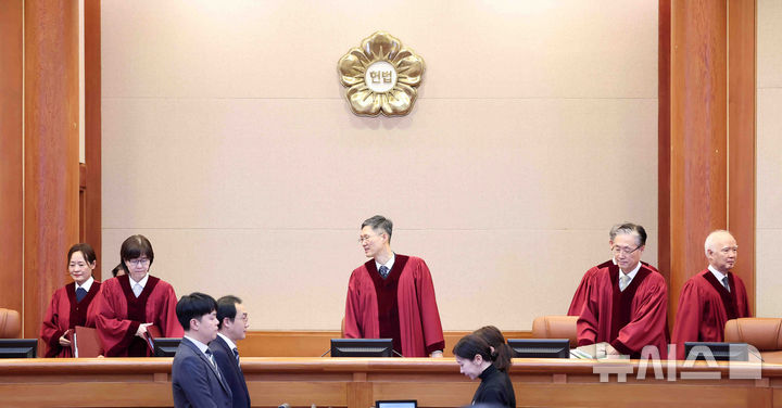 [서울=뉴시스] 김근수 기자 = 문형배 헌법재판소장 권한대행을 비롯한 헌법재판관들이 지난 12일 오후 서울 종로구 헌법재판소 대심판정에서 열린 최재해 감사원장 탄핵심판 첫 변론기일에서 심판정으로 들어서고 있다. (공동취재) 2025.02.12. photo@newsis.com